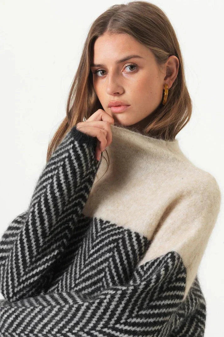 Cozy Herringbone Knit Sweater for Women with Stand-Up Collar – Relaxed Fit, Two-Tone Design, Perfect for Fall and Winter