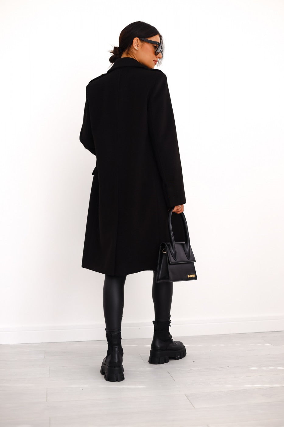 Elegant Women's Double-Breasted Long Winter Coat with Gold Button Accents and Structured Silhouette